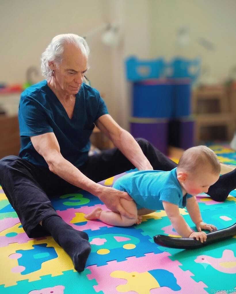 Aletxu Oficialdegui realizando una sesión de fisioterapia pediátrica con un bebé en Pamplona